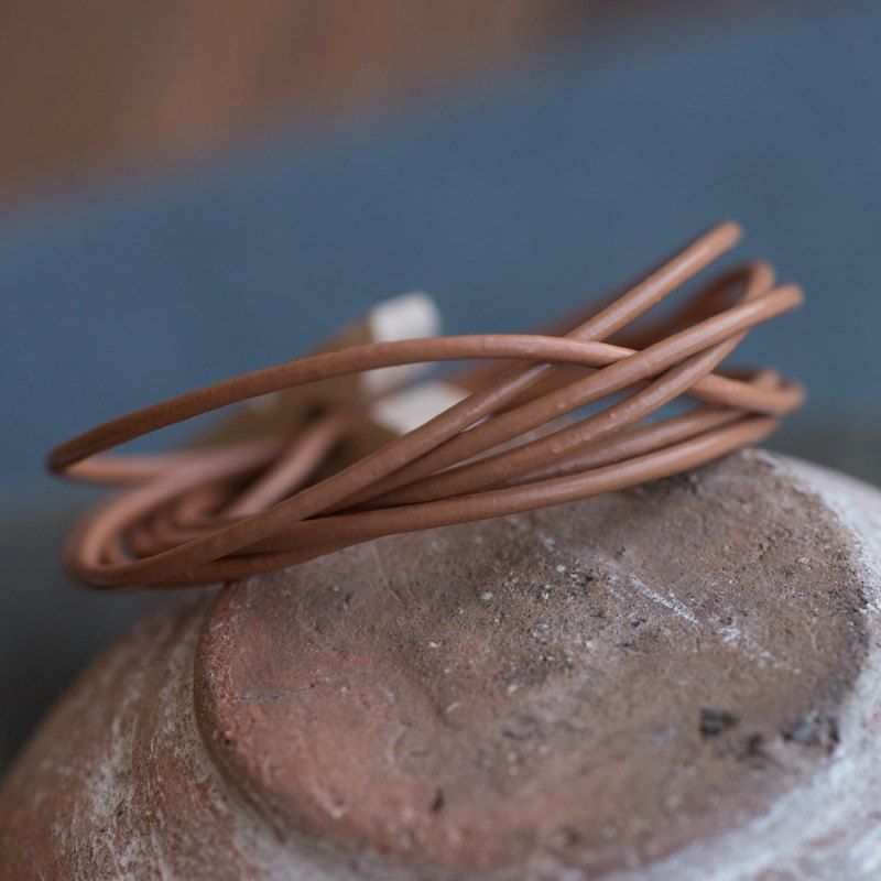 шнур кожаный, цвет рыжевато-коричневый, диаметр 1.5 мм