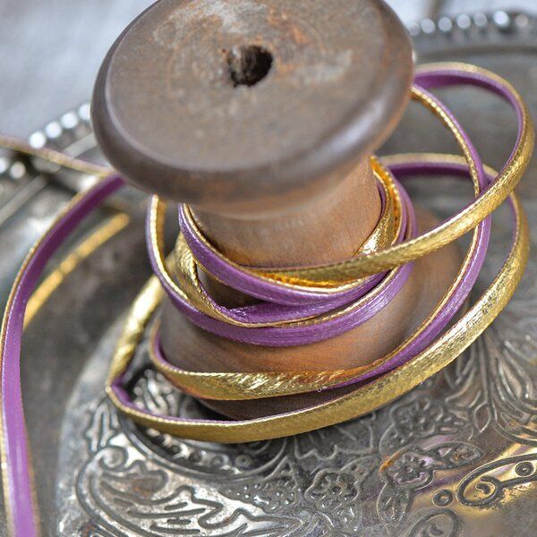 шнур, имитация кожи, плоский, цвет фиолетовый/золото, 3х1 мм