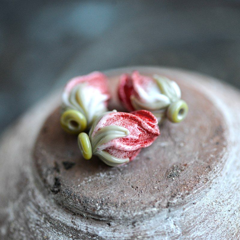 бусина, мурано "розовый бутон", бело-красный, 15-16х10-11 мм