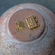 Замок для украшений "Триоле", стразы, цвет золото, 18x17x7 мм
