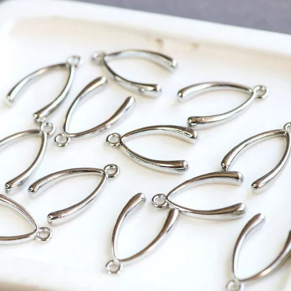 подвеска металлическая "косточка удачи", цвет платина, 24x15x4 мм