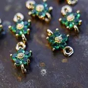Коннектор "Незабудка" со стразами, св.золото/изумрудный, 12.5x8x4 мм