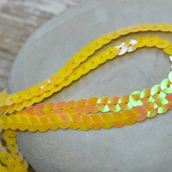 пайетки на нити, цвет лимонный радужный, диаметр 6 мм