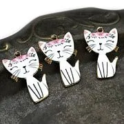 Подвеска металлическая "Киса в цветах", эмаль, цвет белый, 30x19.5x2.5 мм