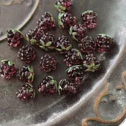 Бусина, Лэмпворк "Малинка с листиками", стекло, цвет фиолетовый, 12-13x12-13.5x12-13.5 мм